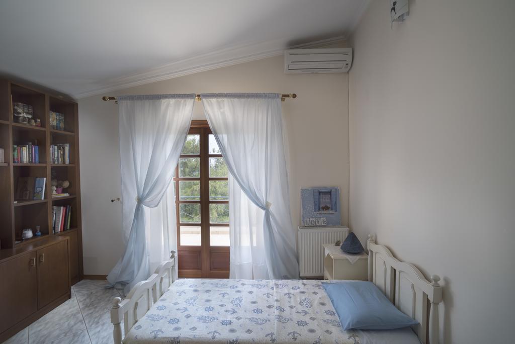 Villa Corina Near The Airport Kouvaras Exterior photo